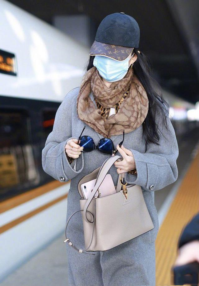 女明星私服大合集,各种类型轮番上阵,谁是你眼中行走的衣架呢(图1) 女明星私服大合集,各种类型轮番上阵,谁是你眼中行走的衣架呢(图1)