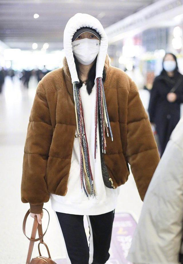 女明星私服大合集,各种类型轮番上阵,谁是你眼中行走的衣架呢(图2) 女明星私服大合集,各种类型轮番上阵,谁是你眼中行走的衣架呢(图2)