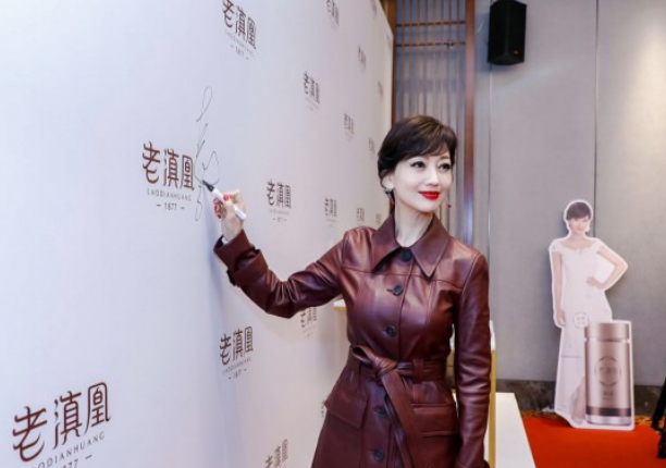 明星签约|赵雅芝X老滇凰，无惧岁月，一直优雅出众(图1)